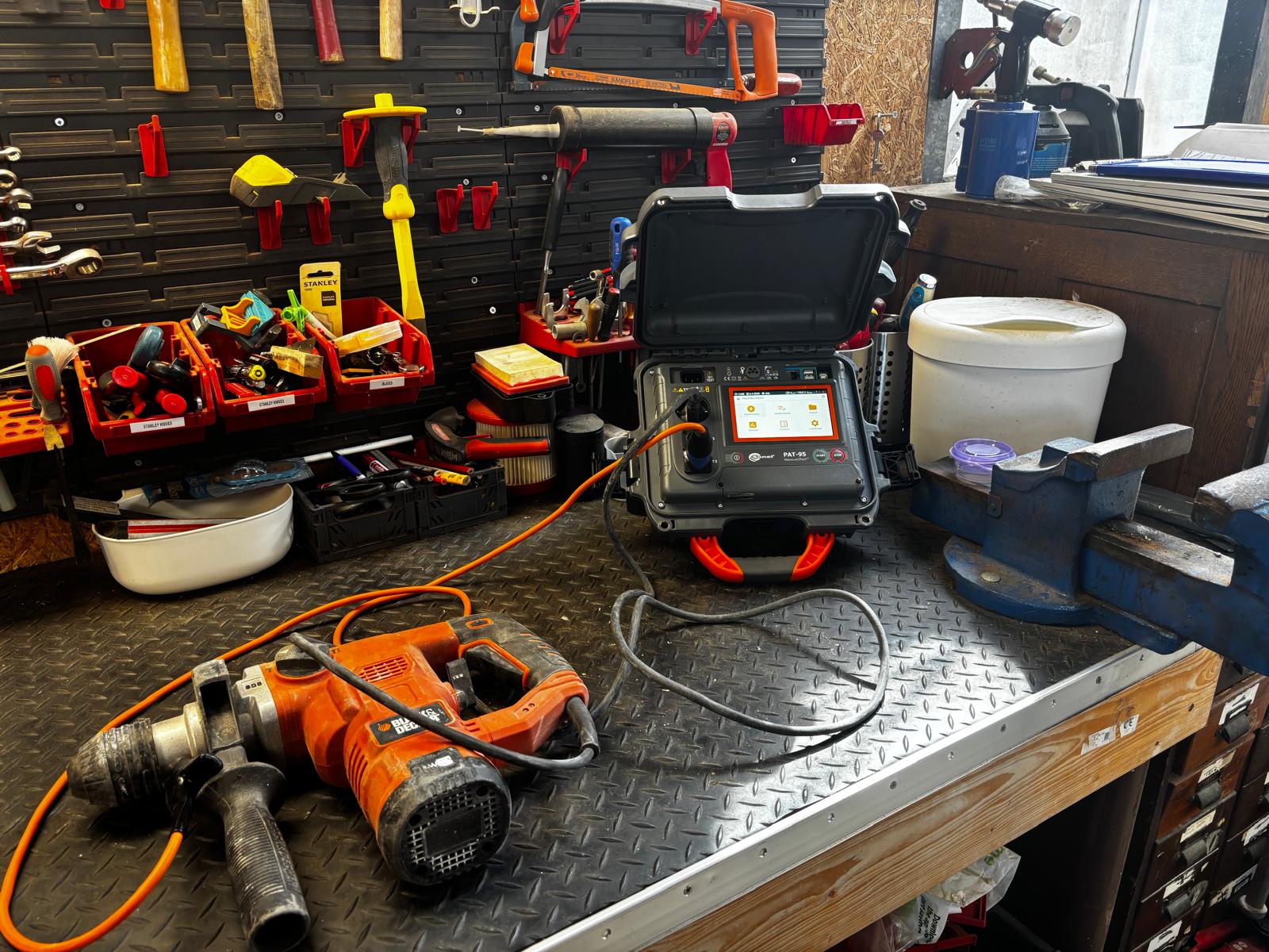 <strong>Grondige PAT-testen<br>(NEN3140) inspecties</strong>